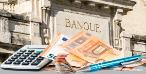 Billets euros et façade de la banque de France
