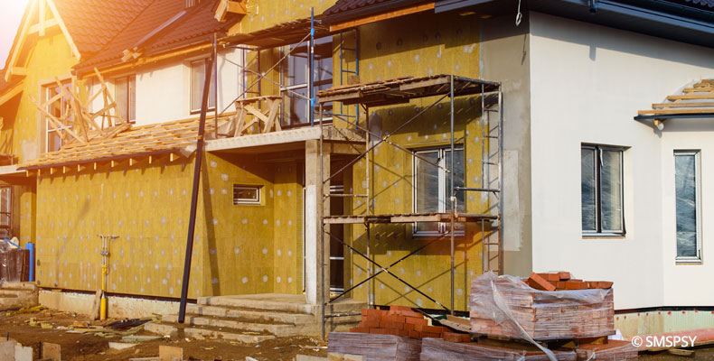 Rénovation énergétique, la baisse des subventions. Maison avec des travaux d'isolation extérieur