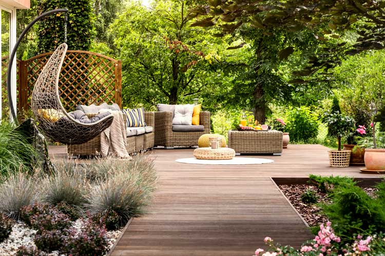 Immobilier de luxe, une terrasse dans un jardin dans les départements limitrophe de la capitale.